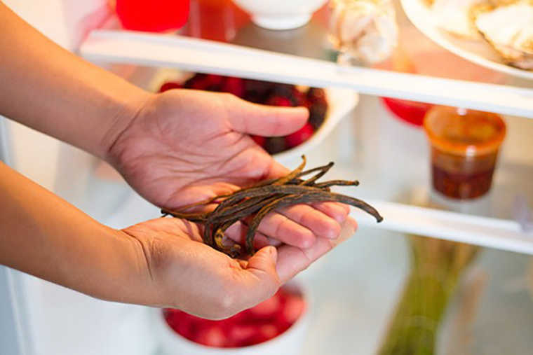 Lấy toàn bộ thực phẩm ra khỏi tủ trước khi thực hiện vệ sinh tủ lạnh