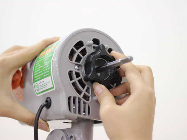 Vệ sinh tụ quạt khỏi bụi bẩn.