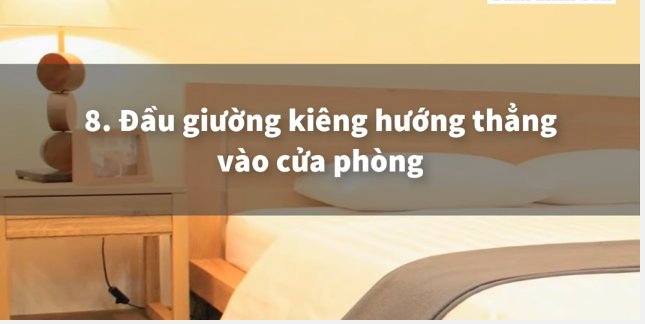 Đầu giường kiêng hưởng thẳng vào cửa phòng