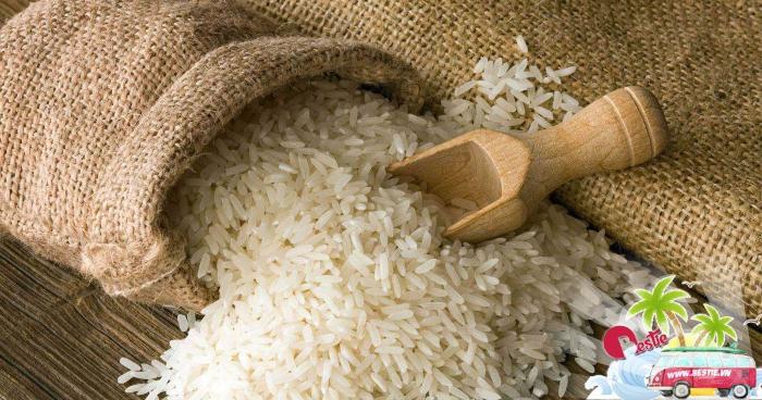 Đặt túi nhỏ vào thùng gạo khi chuyển về nhà mới.