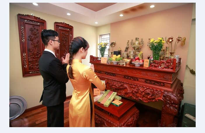 Gia chủ lạy bàn thờ tổ tiên trong ngày nhập trạch chuyển về nhà mới