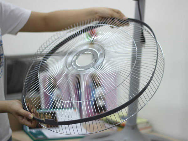 Tháo lồng quạt và vệ sinh lồng quạt