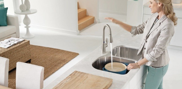 Nên xả nước đầy bát, đầy đĩa khi chuyển về nhà mới
