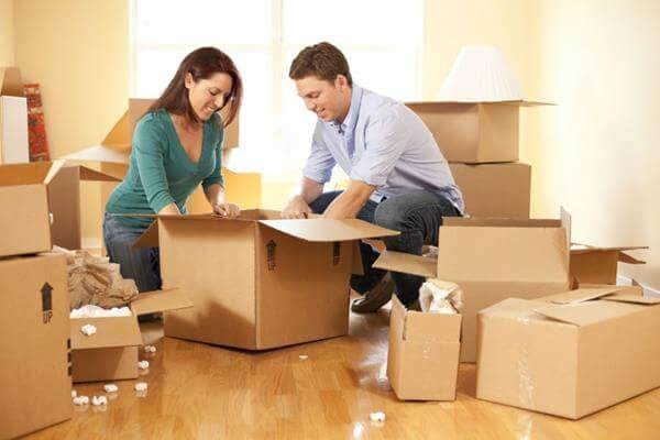 2 người đang đóng gói hàng hóa