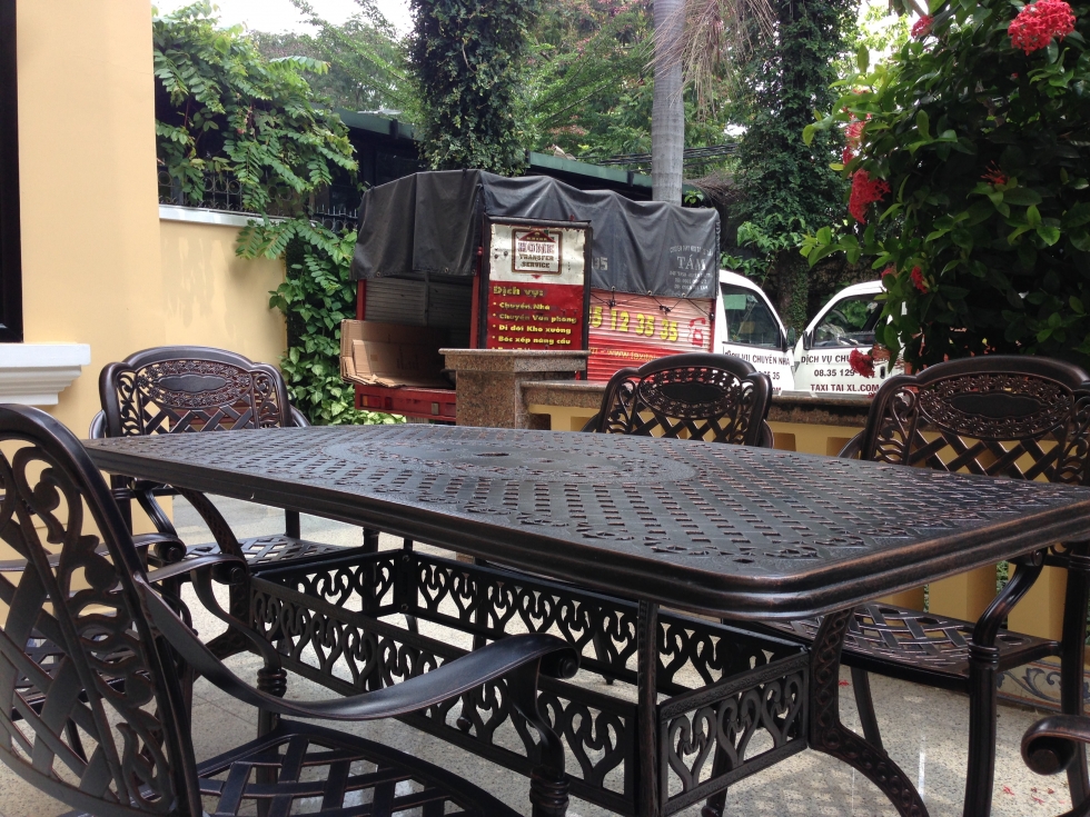 một bộ bàn ghế