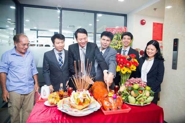 Người đứng đầu công ty là người khấn lễ khi khai trương văn phòng mới