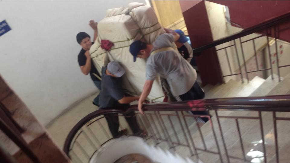 Nhân viên dịch vụ vận chuyển đàn piano liên tỉnh