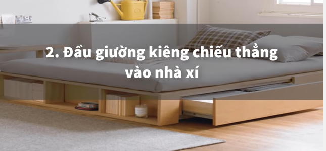 Đầu giường nên kiêng chiếu thẳng vào nhà vệ sinh, nhà xí