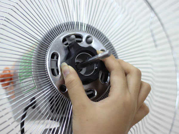 Tháo lồng quạt sau để vệ sinh