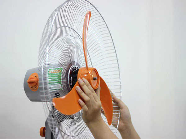 Tháo và vệ sinh cánh quạt