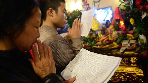 Gia chủ đang đọc bài cúng tạ đất nhà mới