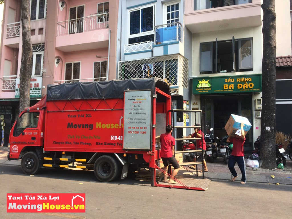 Nhân viên chuyên nghiệp Kubet đang vận chuyển đồ lên xe tải