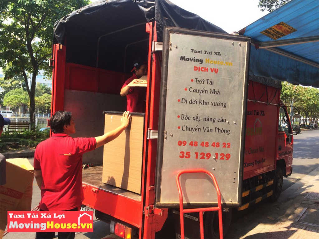 Nhân viên Kubet đang vận chuyển đồ lên xe tải