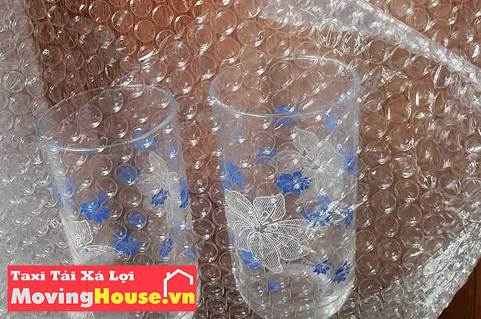 Sử dụng giấy bubble để bọc ly thủy tinh