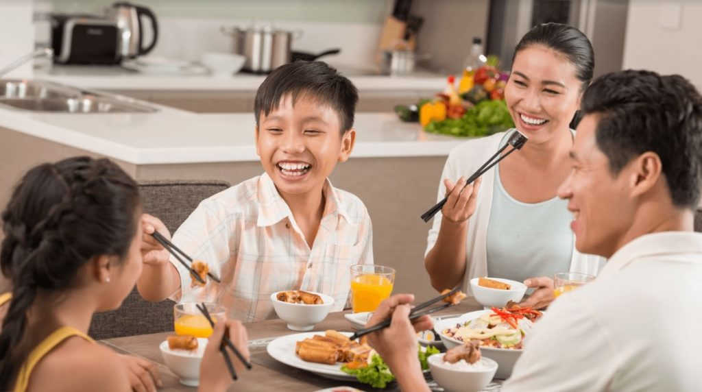 Gia đình nấu ăn trong ngày nhập trạch