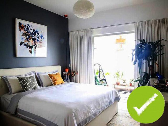 Đầu giường ngủ nên kê sát tường, bởi chỉ có như vậy vận khí của cả 2 vợ chồng