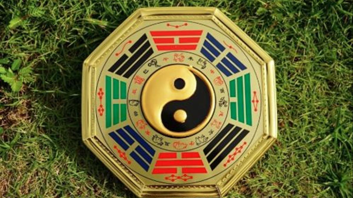 Gương bát quái phẳng treo trước nhà