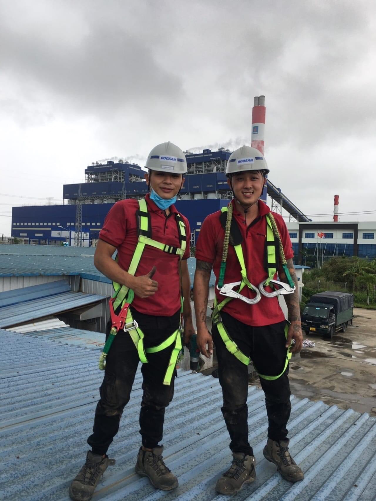 Nhân viên lái xe cẩu làm việc tải cảng