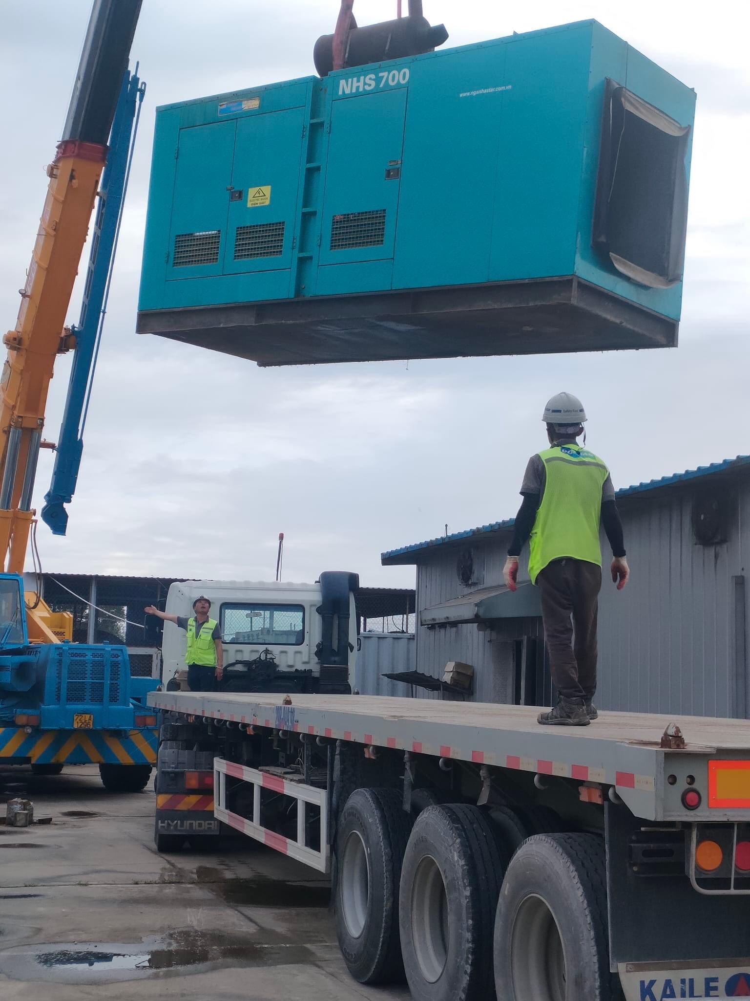 xe cẩu hàng hóa cho khách hàng tại cần giờ