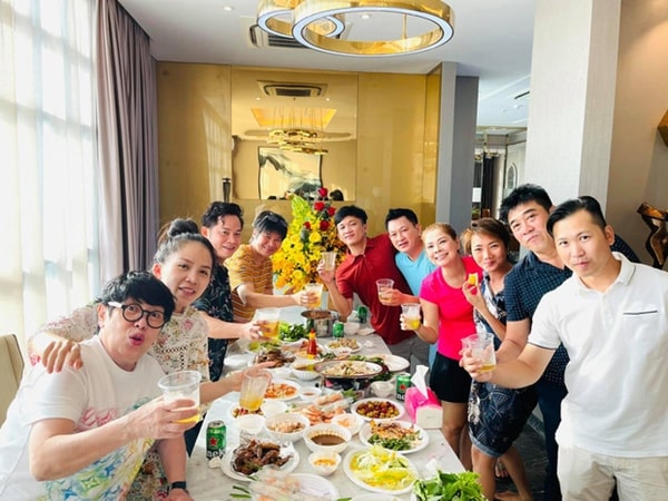 lễ tân gia là gì