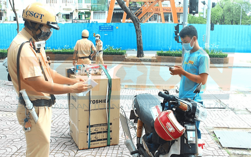 Chở tủ lạnh bằng xe máy có bị phạt không
