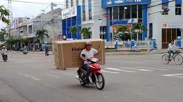 Mức phạt chở tủ lạnh cồng kềnh bằng xe máy